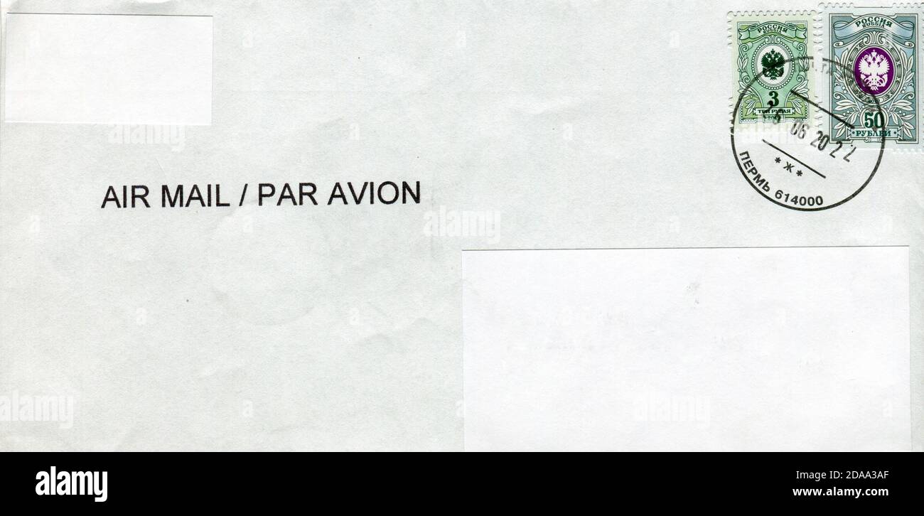 GOMEL, WEISSRUSSLAND - 11. NOVEMBER 2020: Alter Umschlag, der von Russland nach Gomel, Weißrussland, 26. Juni 2020 geschickt wurde. Stockfoto