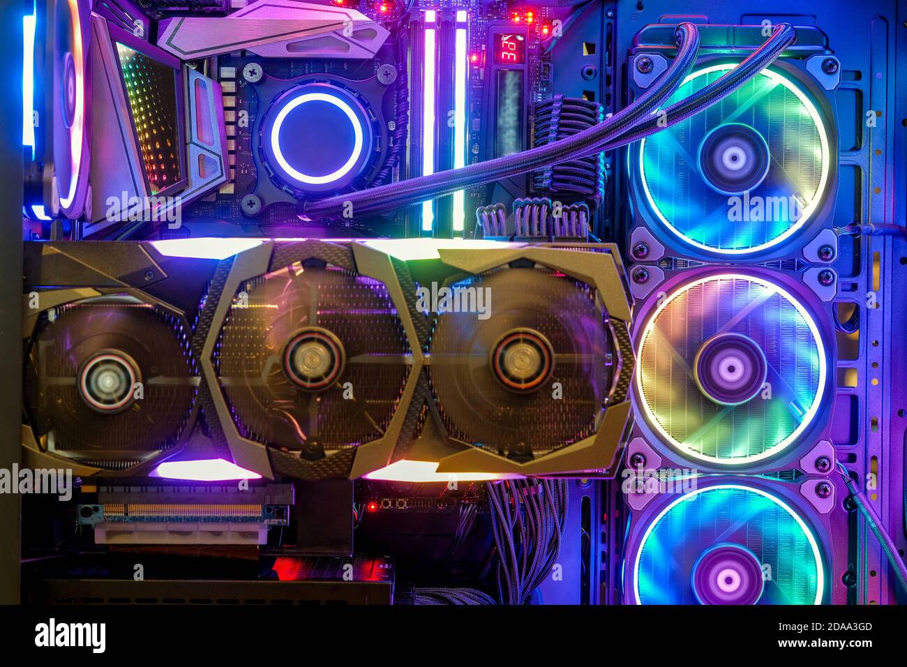 Close-up und innen Desktop-PC Gaming und Kühlung Lüfter CPU mit mehrfarbigen LED RGB-Licht zeigen Status auf Arbeit, Innen-Computer-PC-Gehäuse Stockfoto
