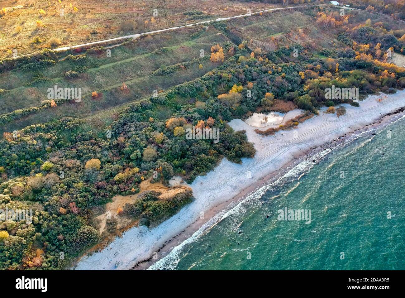 Luftaufnahme der Philino Bay. Herbst an der Ostseeküste Stockfoto