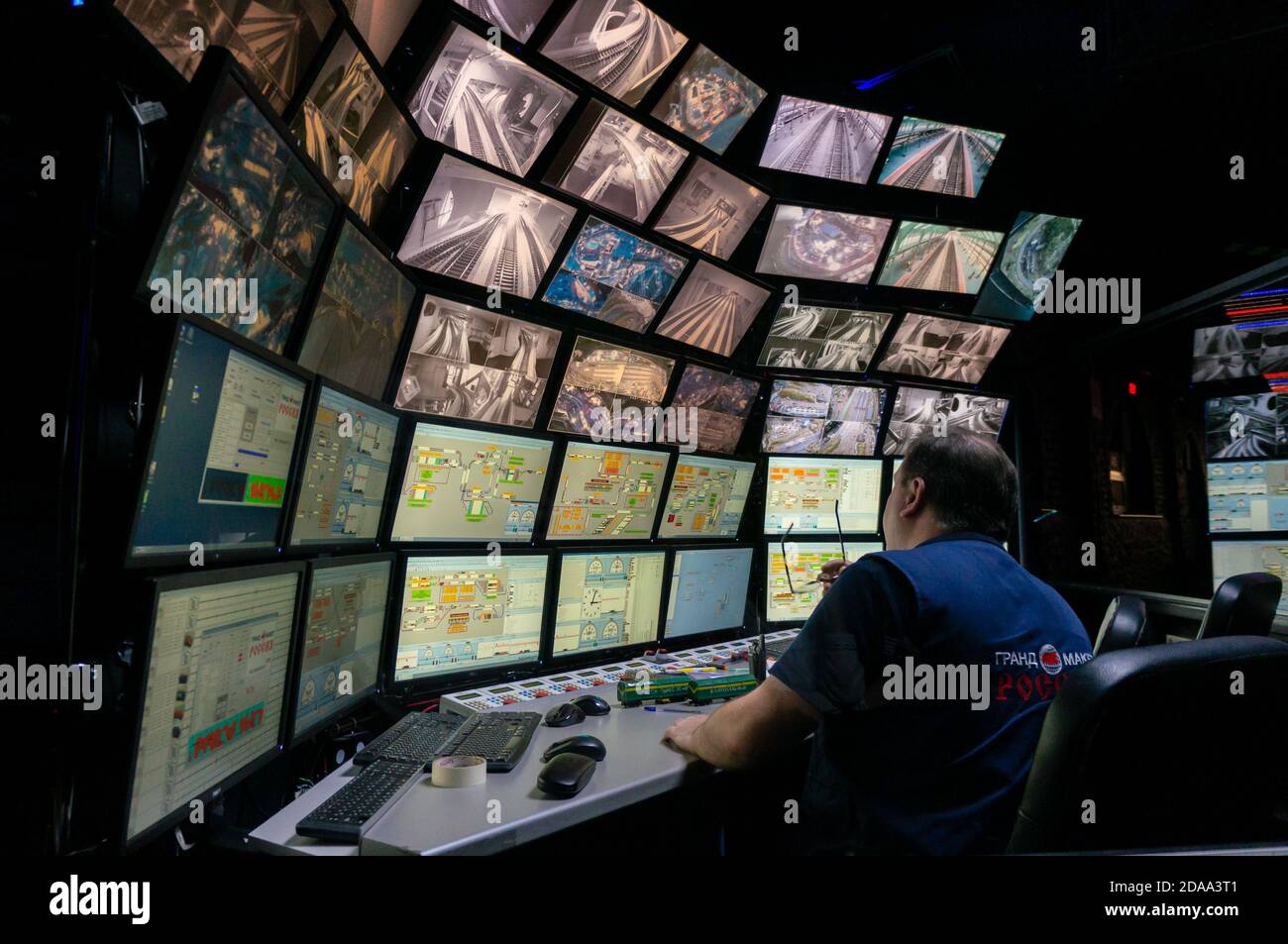 Sankt Petersburg, Russland - 9. Dezember 2019: Rückansicht des Menschen, der auf mehrere Computerbildschirme schaut. Monitoring-Displays von Grand maket Russland Stockfoto