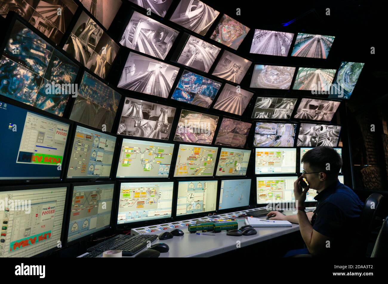 Sankt Petersburg, Russland - 9. Dezember 2019: Rückansicht des Menschen, der auf mehrere Computerbildschirme schaut. Monitoring-Displays von Grand maket Russland Stockfoto