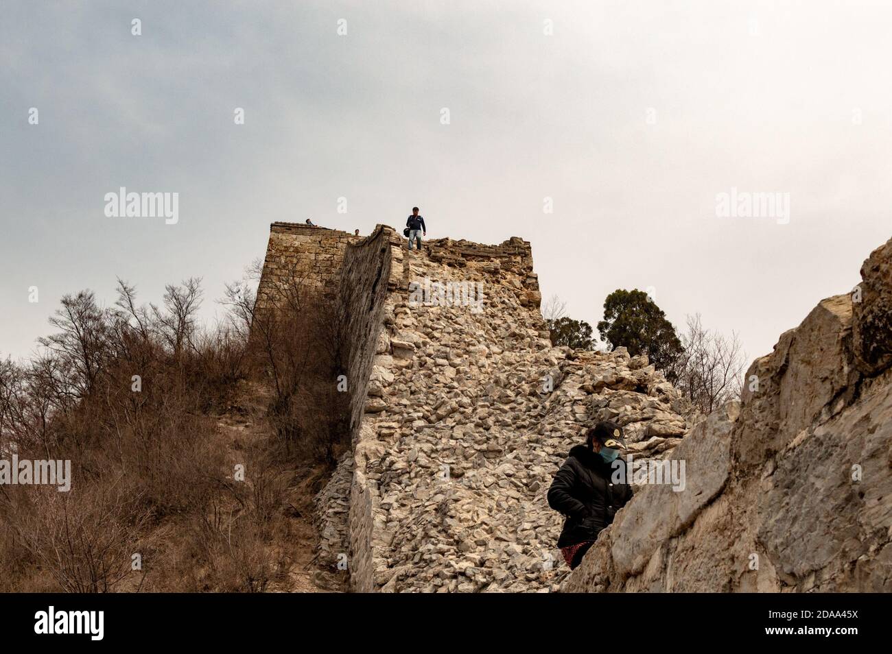 Peking / China - 29. März 2015: Jiankou, unrestaurierter Teil der Chinesischen Mauer im Huairou Bezirk nördlich von Peking Stockfoto