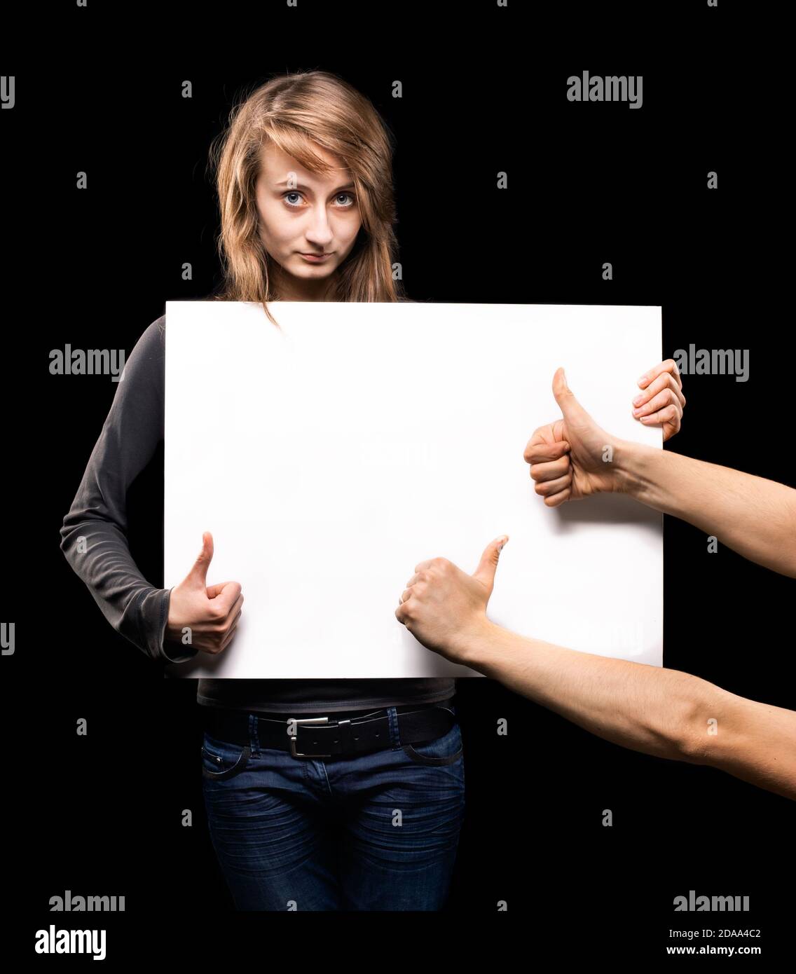 Teenager-Mädchen mit einem leeren Brett für Werbung und Ankündigungen. Mode, Portrait und People Konzept. Porträt einer jungen emotionalen Frau auf einem dar Stockfoto