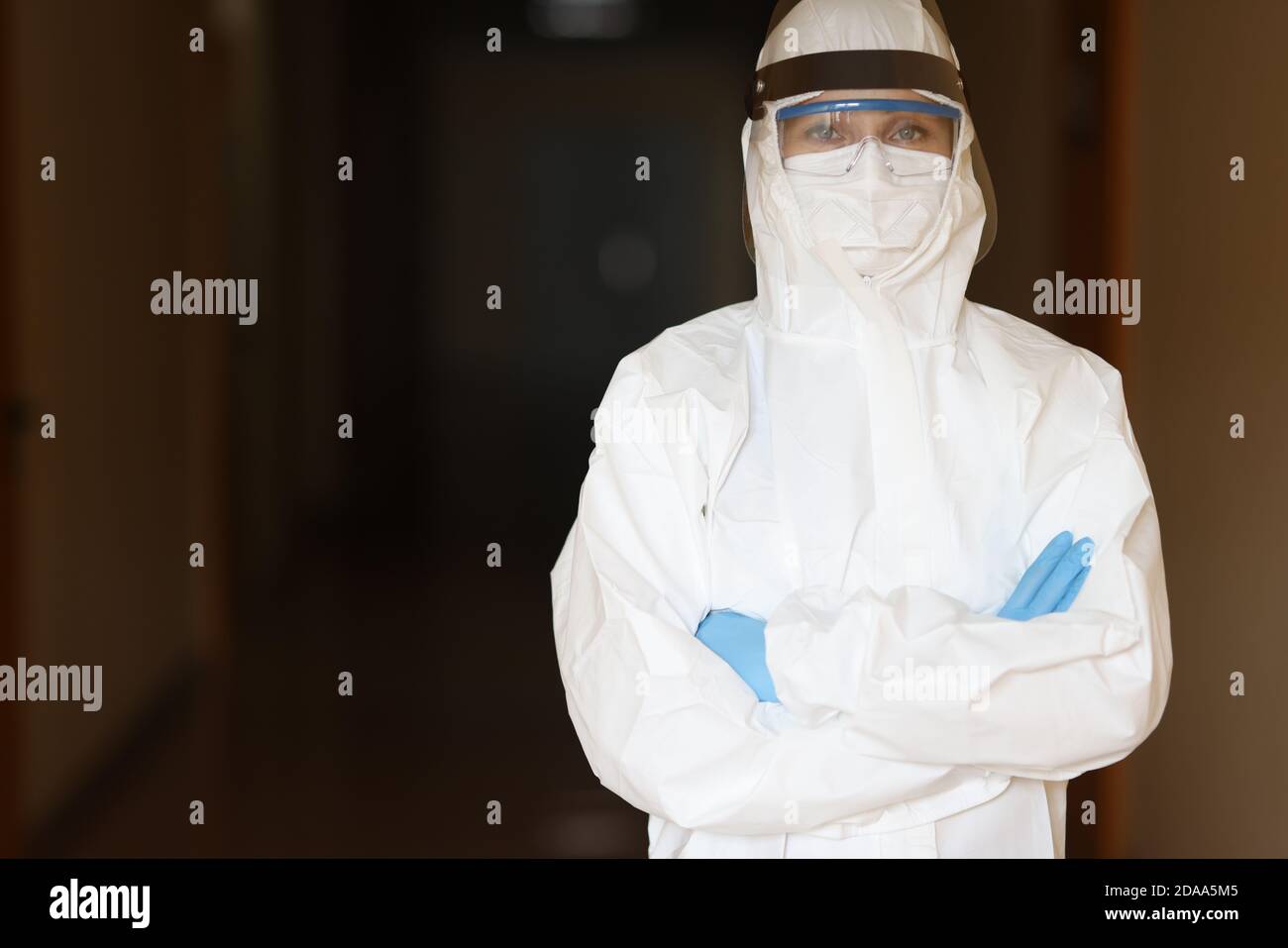 Porträt der weiblichen docto.r in schützenden Antipest Overalls im Korridor Der Klinik Stockfoto
