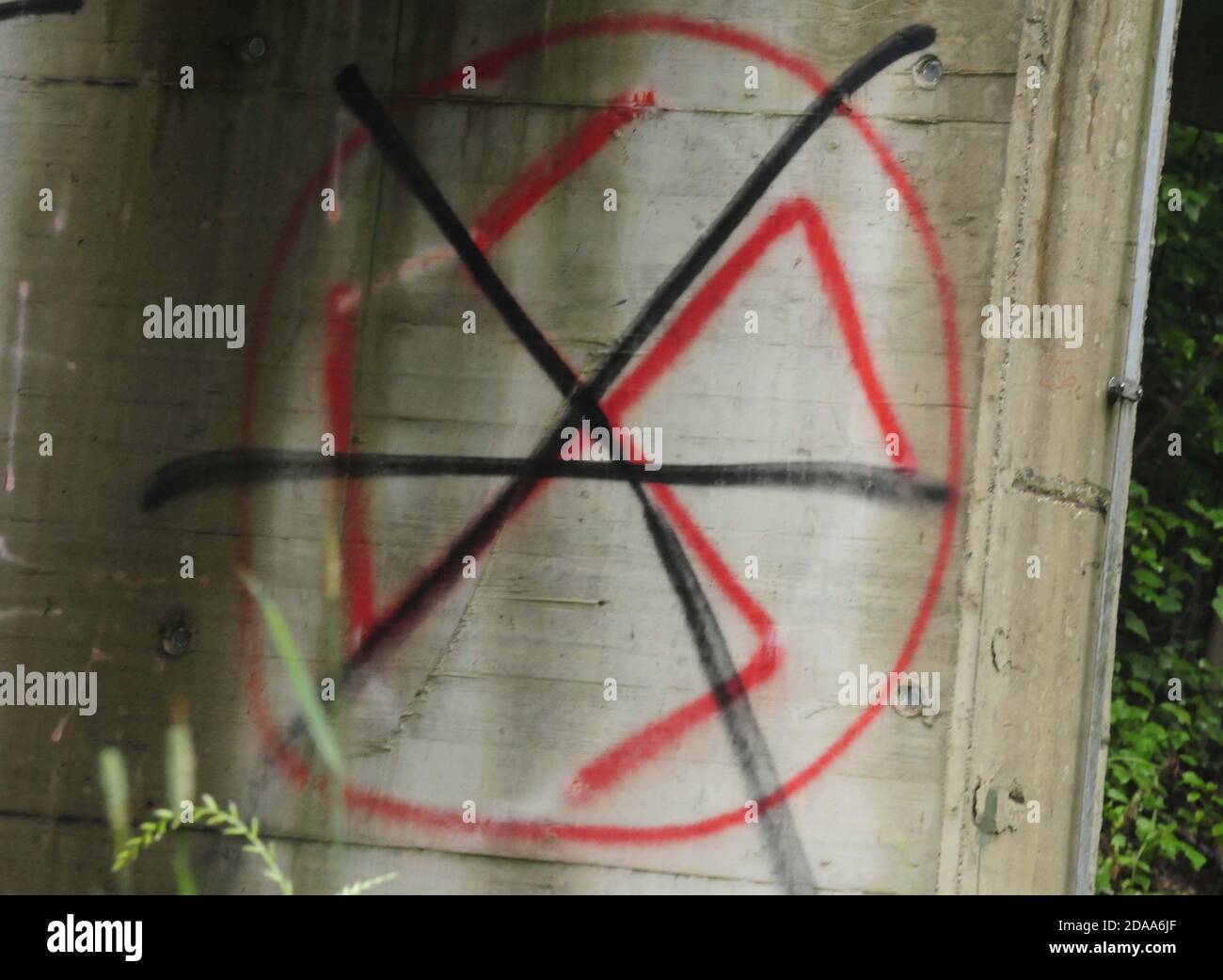 Durchgestrichenes hakenkreuz -Fotos und -Bildmaterial in hoher ...