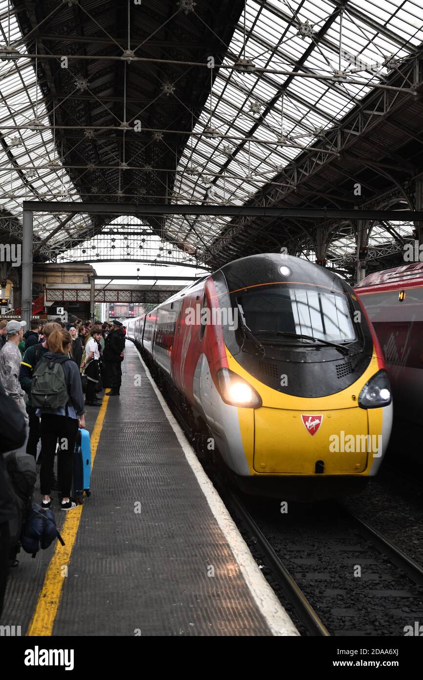 Virgin Zug Ankunft am Bahnhof Preston Stockfoto