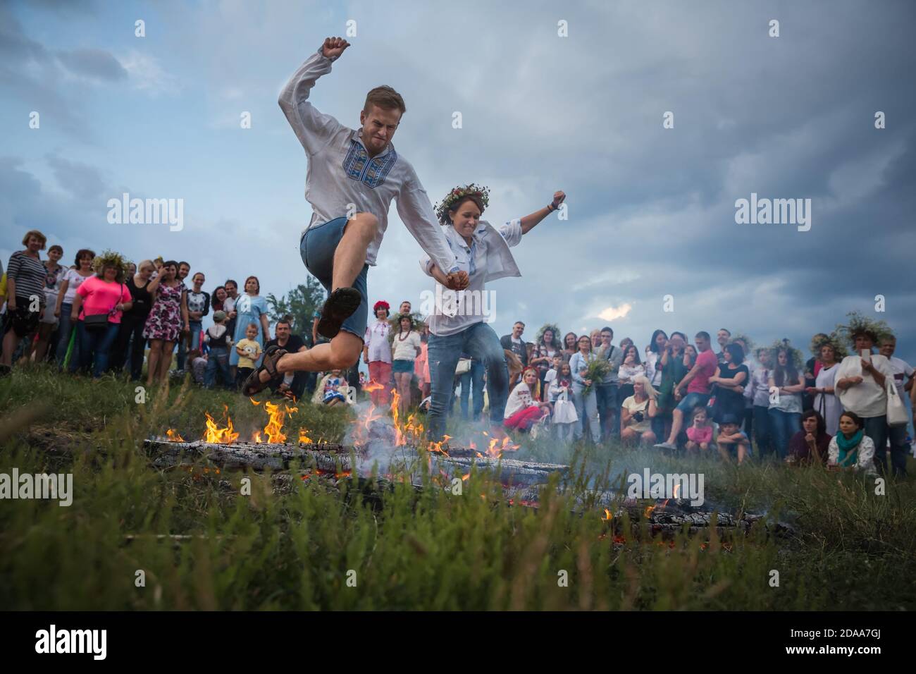 KIEW, UKRAINE - 06. JULI: Slawische Feiern von Ivana Kupala. Junge Menschen springen in einer rituellen Prüfung von Mut und Glauben über die Flammen der Lagerfeuer. Stockfoto