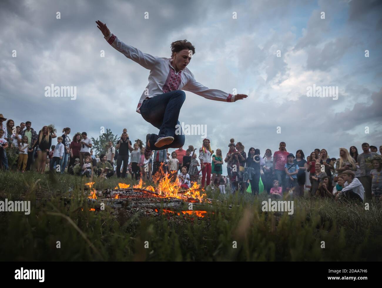 KIEW, UKRAINE - 06. JULI: Slawische Feiern von Ivana Kupala. Junge Menschen springen in einer rituellen Prüfung von Mut und Glauben über die Flammen der Lagerfeuer. Stockfoto