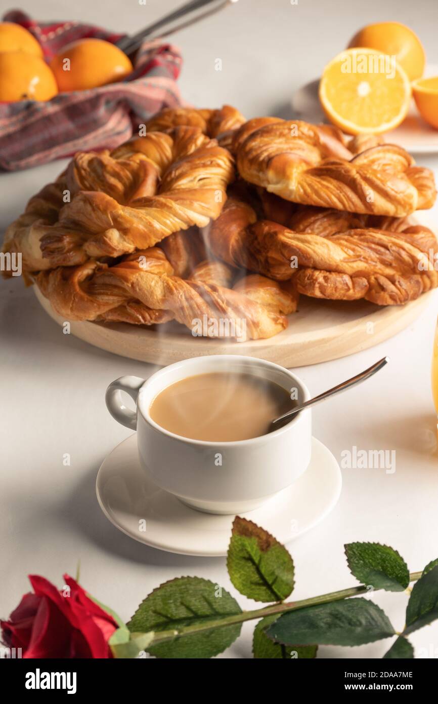 Frühstück mit Kaffee, Gebäck, Saft und Müsli Stockfoto