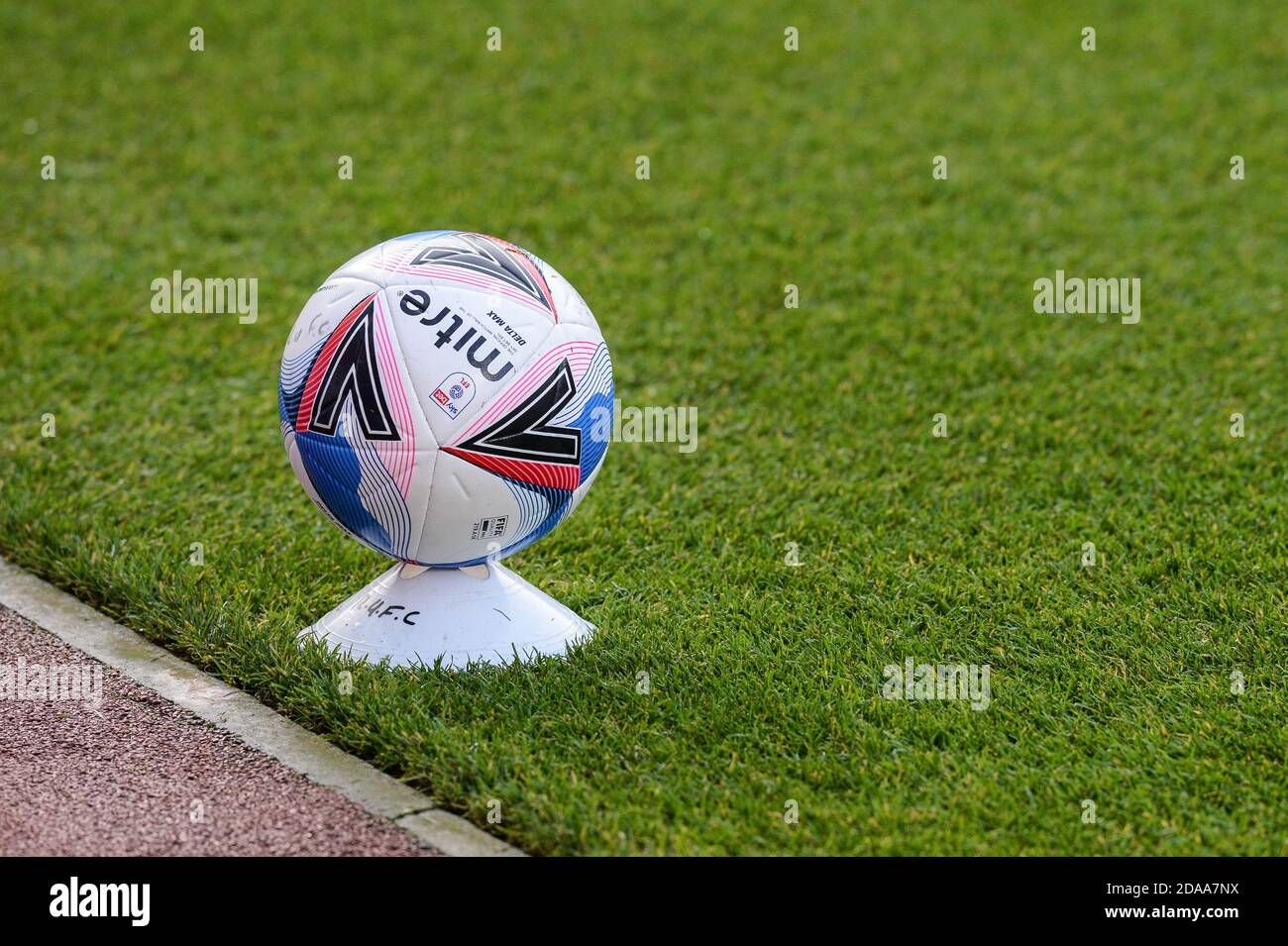 Desinfizierter EFL-Matchball, der aufgrund von auf dem Spielfeld platziert wurde CoVid-19-Protokolle Stockfoto