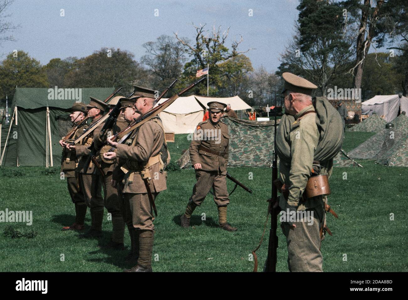Britische Soldaten werden bei der No man's Land Nachstellung Veranstaltung, Bodryddan Hall, Wales gebohrt Stockfoto