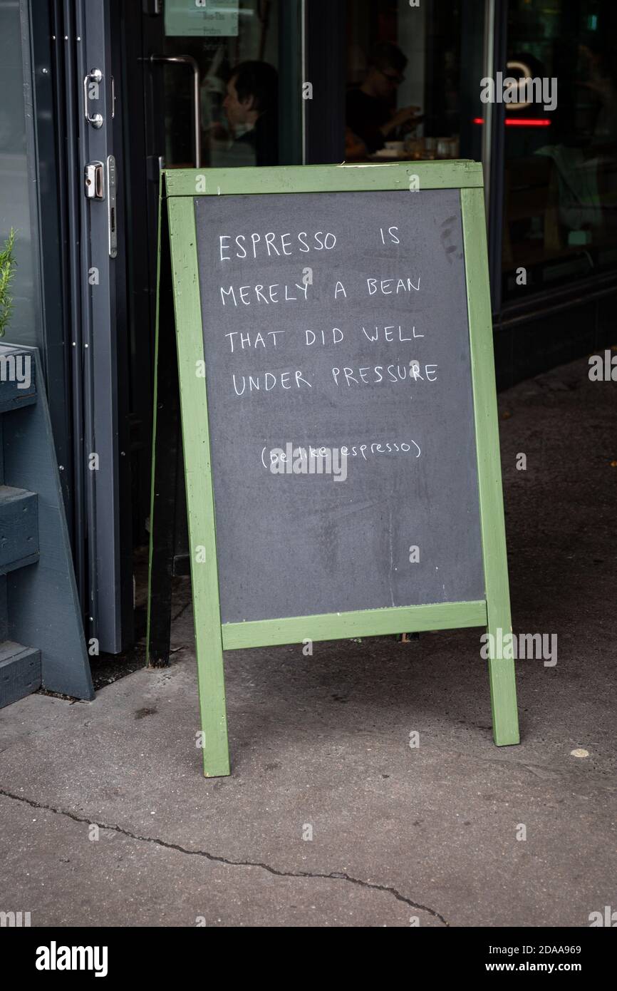 Humorvolles Straßenschild mit Tafel vor einem Café in Helsinki, Finnland Stockfoto