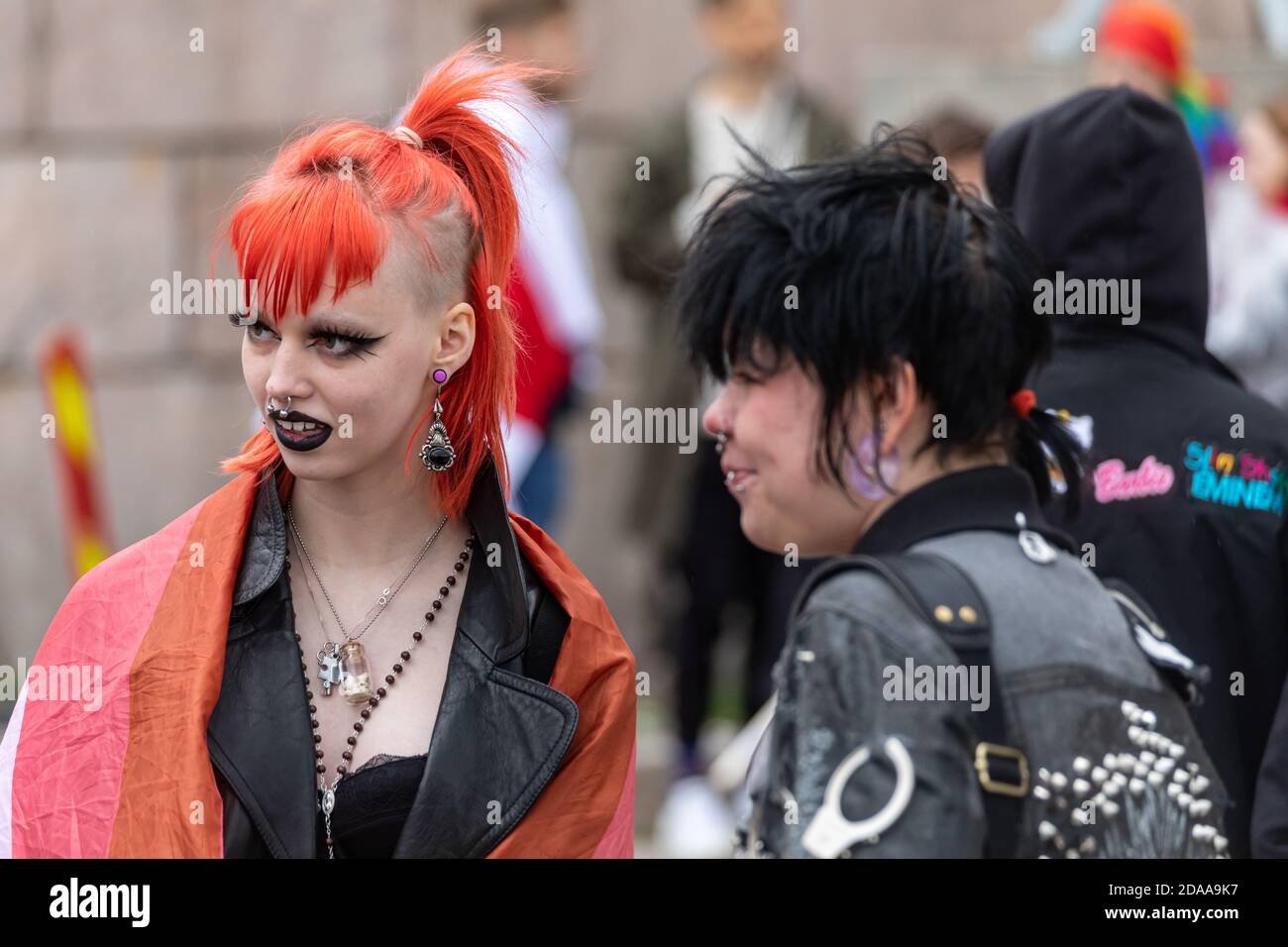 Junge weibliche Punks bei Helsinki Pride 2020 während des Coronavirus-Ausbruchs Stockfoto