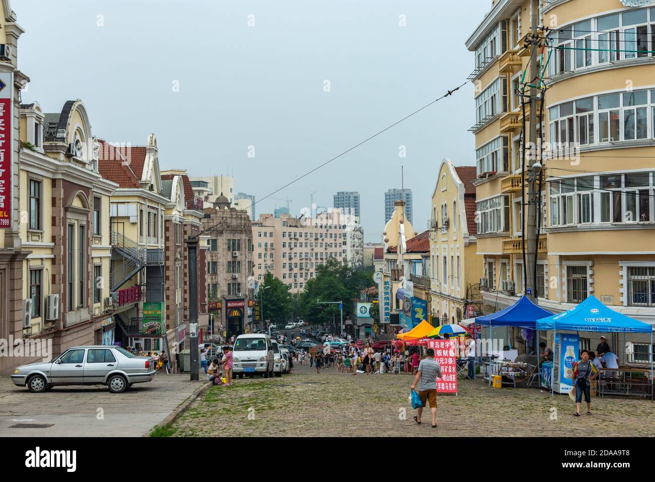 Qingdao / China - 5. August 2015: Alte deutsche Kolonialgebäude in der Innenstadt von Qingdao, China Stockfoto