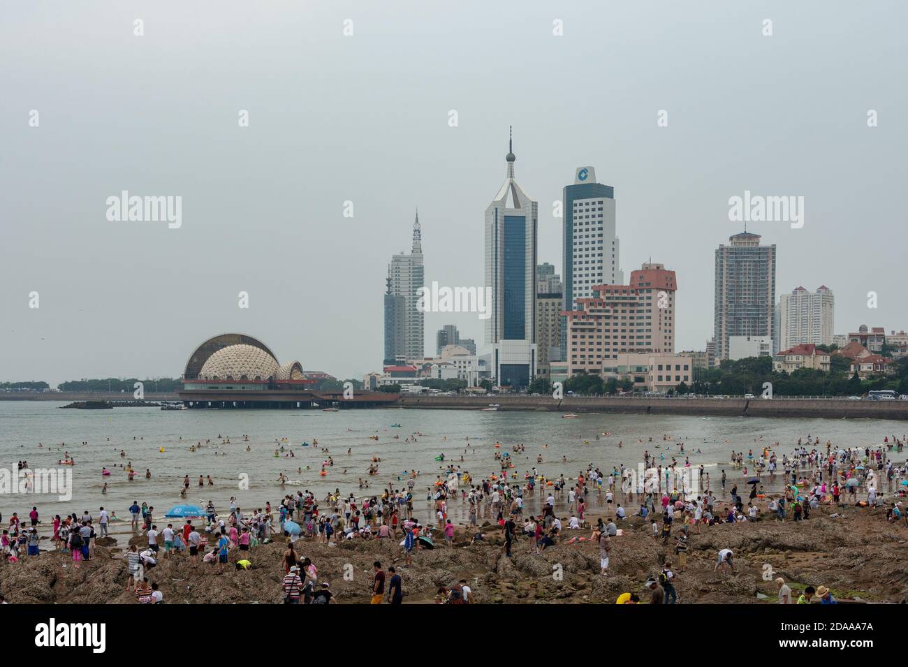 Qingdao / China - 5. August 2015: Menschen baden am Stadtstrand von Qingdao, Provinz Shandong, China Stockfoto