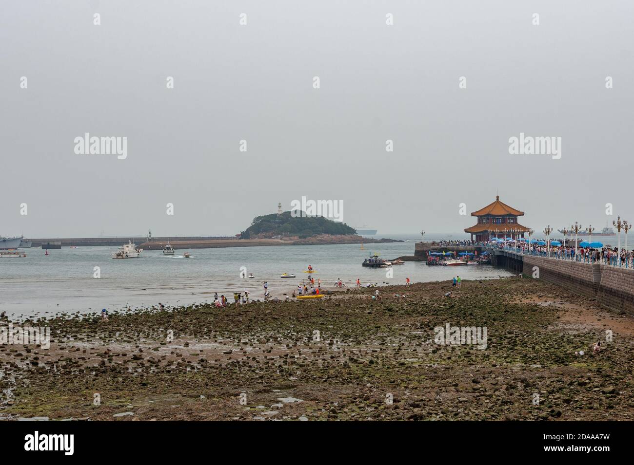 Qingdao / China - 5. August 2015: Der Zhanqiao Pier und der Huilan Pavillon erstrecken sich bis ins Meer entlang des südlichen Ufers der chinesischen Stadt Qingdao. Es ist appe Stockfoto