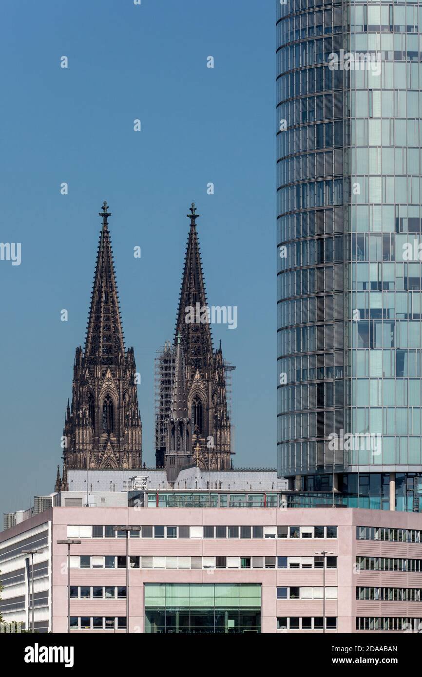 Geographie / Reisen, Deutschland, Nordrhein-Westfalen, Köln, Kölner Dom nach mehrgeschossigem Gebäude, Additional-Rights-Clearance-Info-not-available Stockfoto