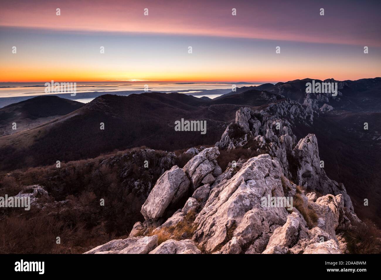 Blick auf die kroatische Küste vom Velebit Berg bei Sonnenuntergang Stockfoto