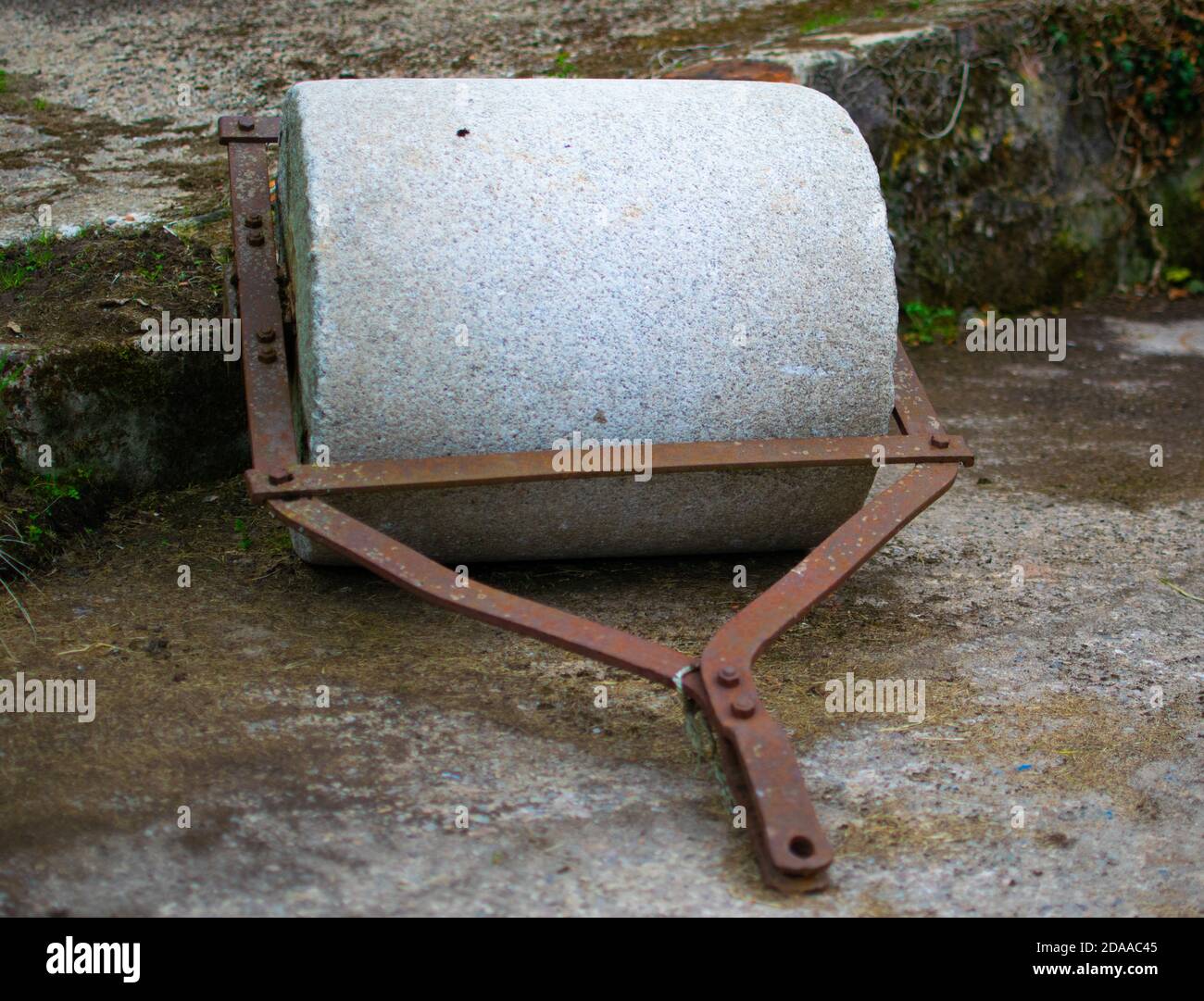 Eine historische Granitwalze auf einem landwirtschaftlichen Gelände. Stockfoto