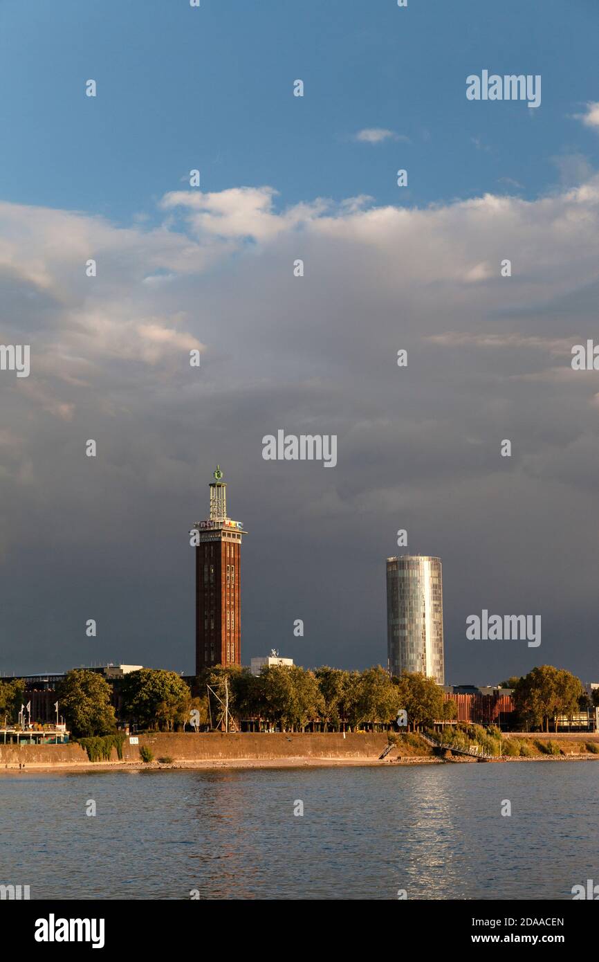 Geographie / Reisen, Deutschland, Nordrhein-Westfalen, Köln, KölnDreieck und Messeturm an der Rhin, Additional-Rights-Clearance-Info-not-available Stockfoto