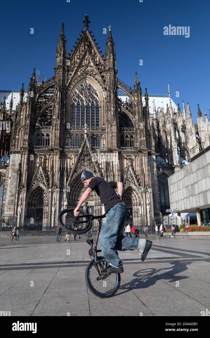 Geographie / Reisen, Deutschland, Nordrhein-Westfalen, Köln, Kunstradler auf der Domplatte outsid, Additional-Rights-Clearance-Info-not-available Stockfoto