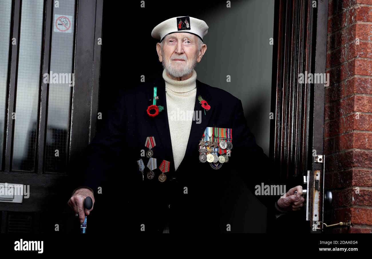 Malcolm Clerc, 94, Veteran des Zweiten Weltkriegs, der im Alter von 15 Jahren der Royal Navy beitrat und als Kleinoffizier in Guam stationiert war, beobachtet das zweiminütige Schweigen am Waffenstillstandstag von seinem Haus in Knutsford, Cheshire. Stockfoto