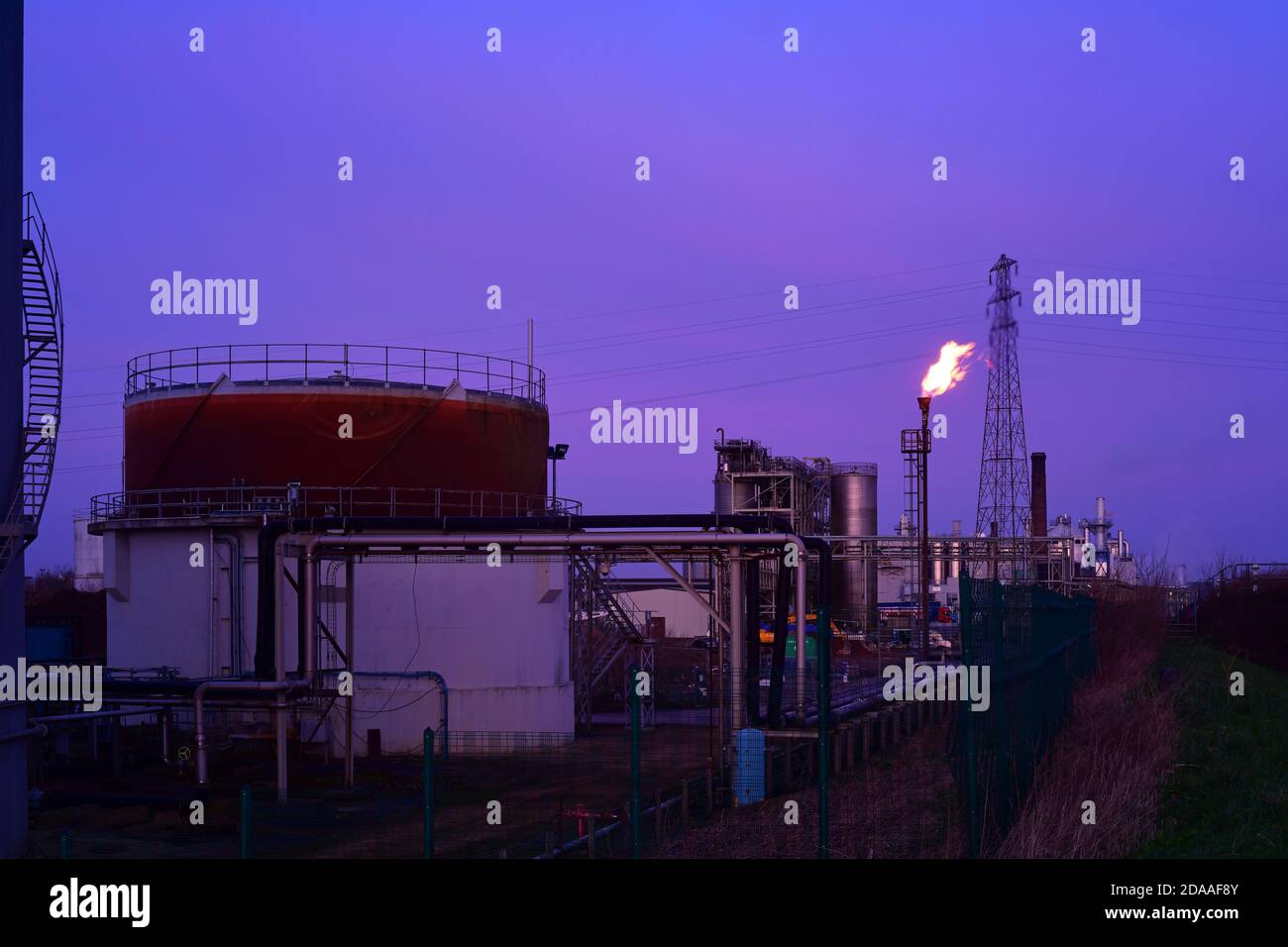 Gasflackhaufen, der überschüssige Gase in der petrochemischen Anlage bei verbrennt Twilight selby vereinigtes Königreich Stockfoto