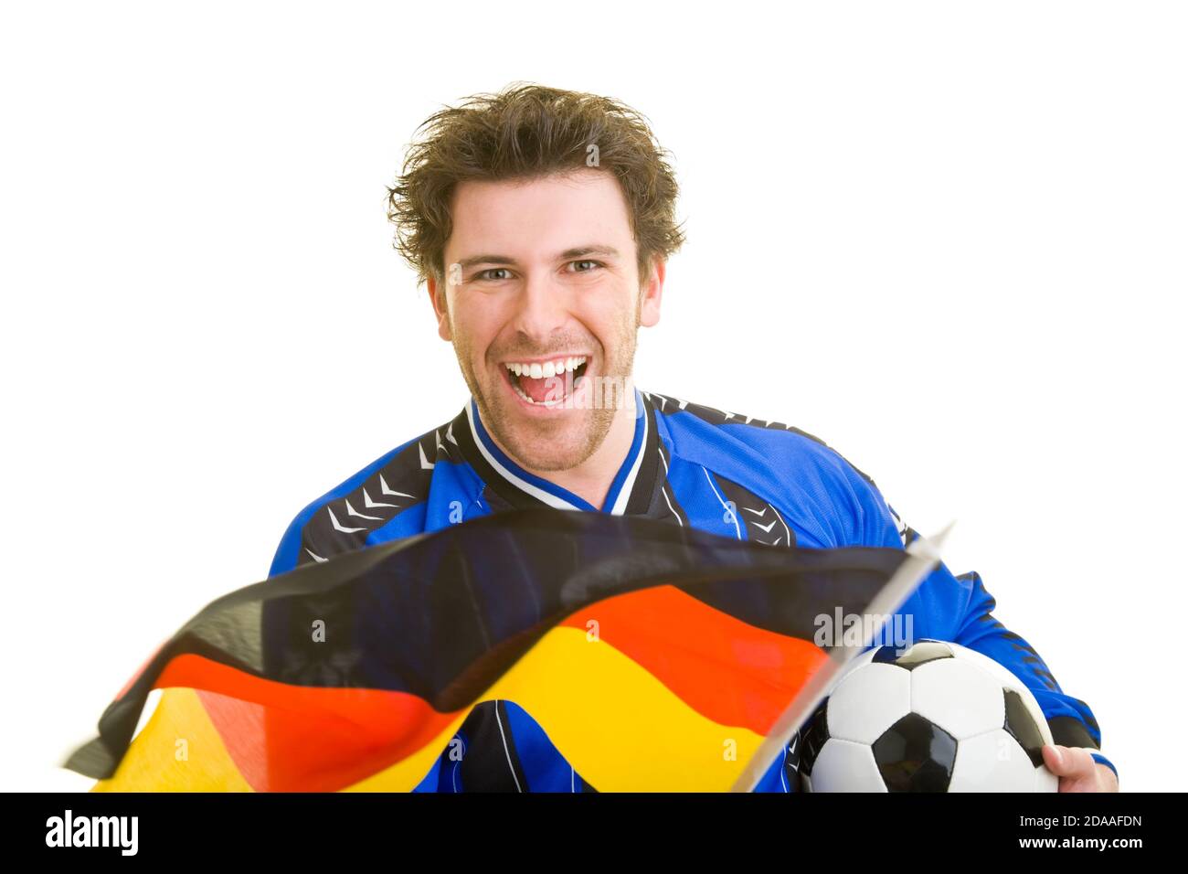 Junger Mann im Trikot mit Fußball und Deutschland Flagge Stockfoto