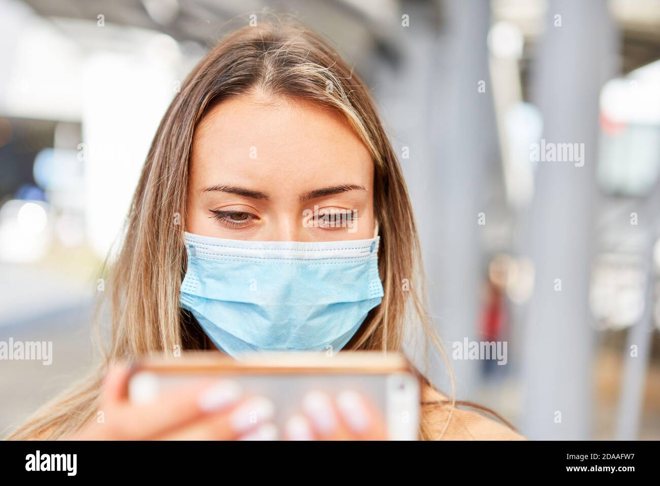 Pendler oder Passanten mit Gesichtsmaske wegen Covid-19 nimmt Ein Selfie-Foto Stockfoto