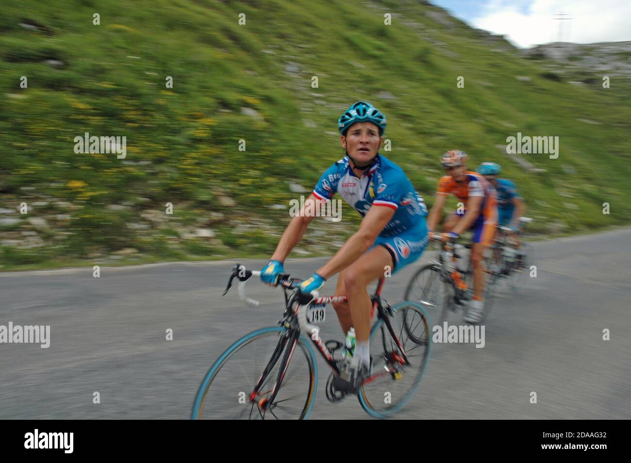 Der ehemalige französische Rennradfahrer Thomas Voeckler tritt 2005 auf der 10. Etappe der Tour de France am Cormet de Roselend in den französischen Alpen an. Stockfoto