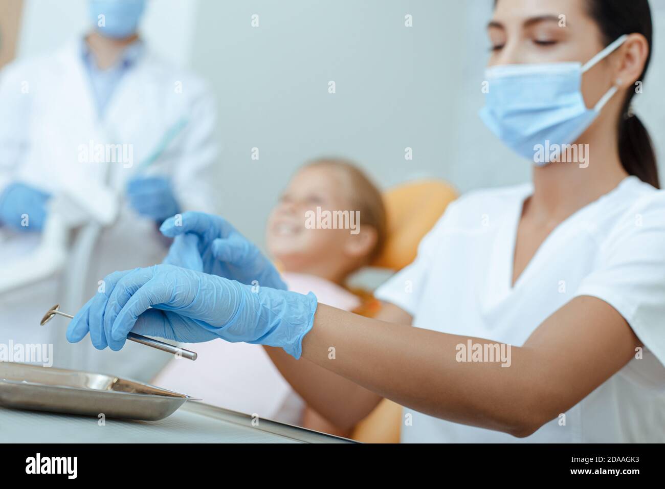Gesunde Zähne und Routineuntersuchungen der Mundhöhle mit medizinischen Team Stockfoto