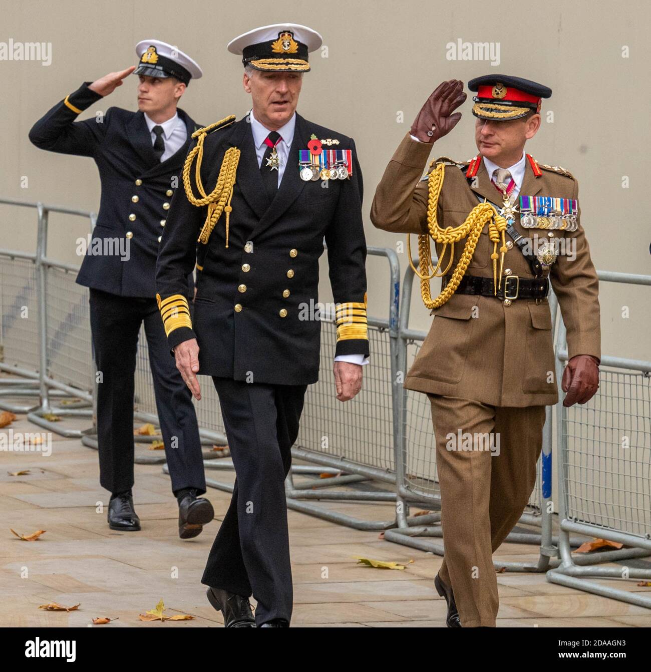 London, Großbritannien. November 2020. Zwei Minuten Stille im Cenotaph Whitehall London bei einer Veranstaltung, die von der Western Front Association organisiert wurde, inmitten starker Sicherheit. Kredit: Ian Davidson/Alamy Live Nachrichten Stockfoto