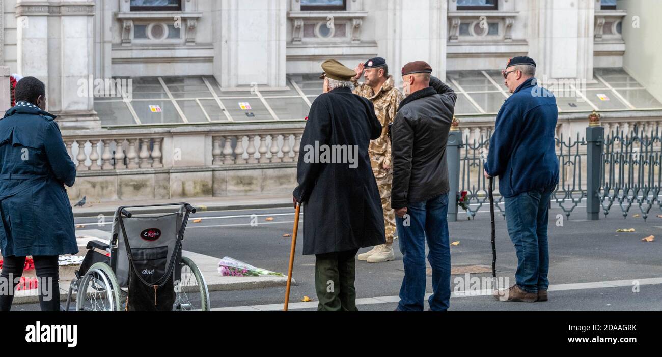 London, Großbritannien. November 2020. Zwei Minuten Stille im Cenotaph Whitehall London bei einer Veranstaltung, die von der Western Front Association unter starker Sicherheit organisiert wurde. Kredit: Ian Davidson/Alamy Live Nachrichten Stockfoto