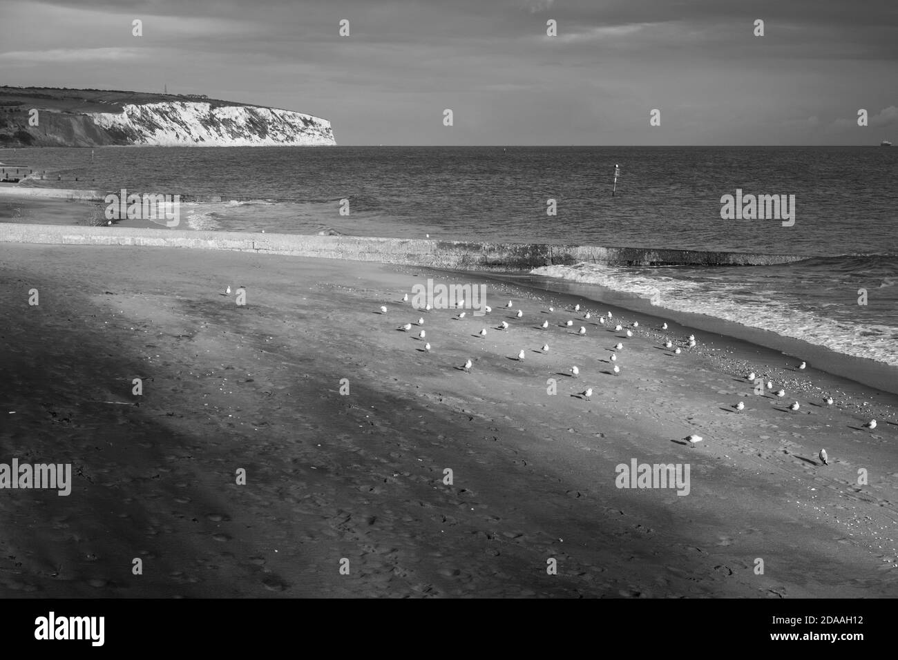 Sandown Strand außerhalb der Saison und Blick auf Culver Cliff, Insel Wight Stockfoto