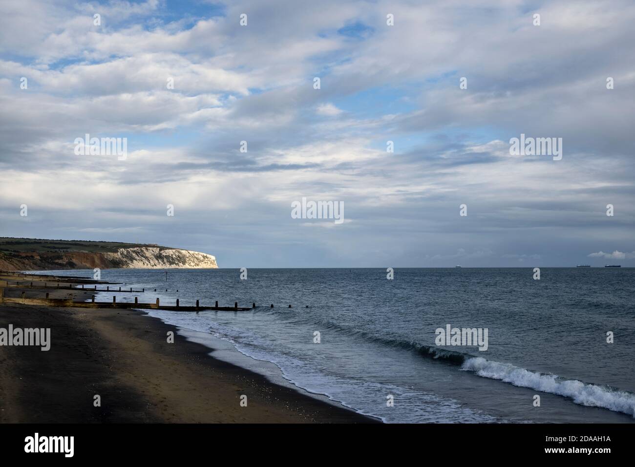 Sandown Strand außerhalb der Saison und Blick auf Culver Cliff, Insel Wight Stockfoto