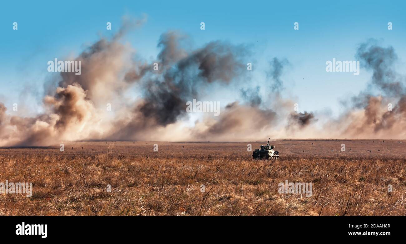 DONETSK REG, UKRAINE - Okt. 12, 2018: Militärisches Trainingsgelände während komplexer taktischer Übungen diverser Streitkräfte zur Verteidigung des Küstengebiets in der Donetsker Region Stockfoto