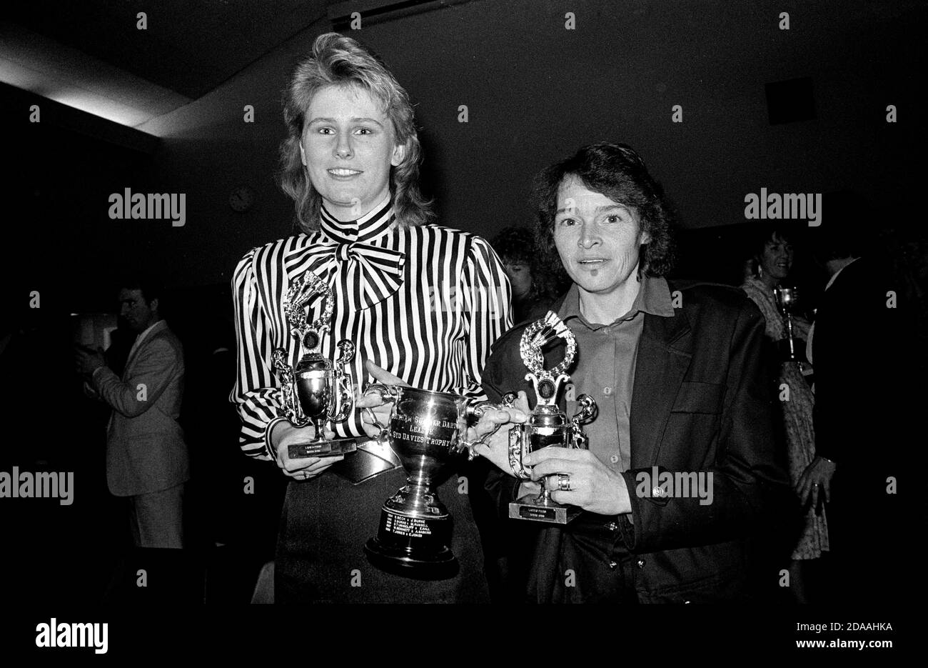 Trina Jones (Trina Gulliver), links, bei der Southam Darts League Präsentation Nacht 1988, Warwickshire, Großbritannien Stockfoto