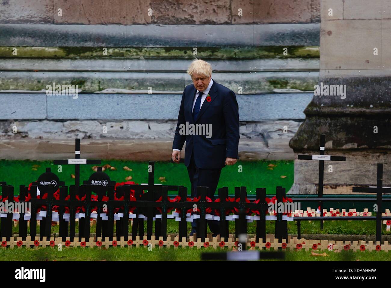 Westminster, London, Großbritannien. November 2020, 11. Remembrance Day in London. PM Boris Johnson verlässt Westminster Abbey und nimmt sich einen Moment Zeit, um zu reflektieren. Foto: Paul Lawrenson-PAL Media/Alamy Live News Stockfoto