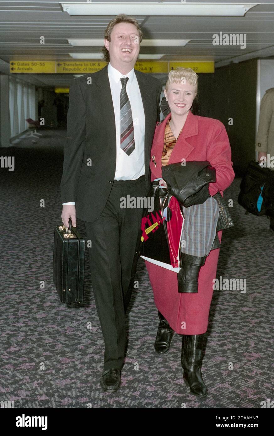 Darts Spieler Eric Bristow mit Frau Jane Higginbotham in London Flughafen Heathrow 1991 Stockfoto