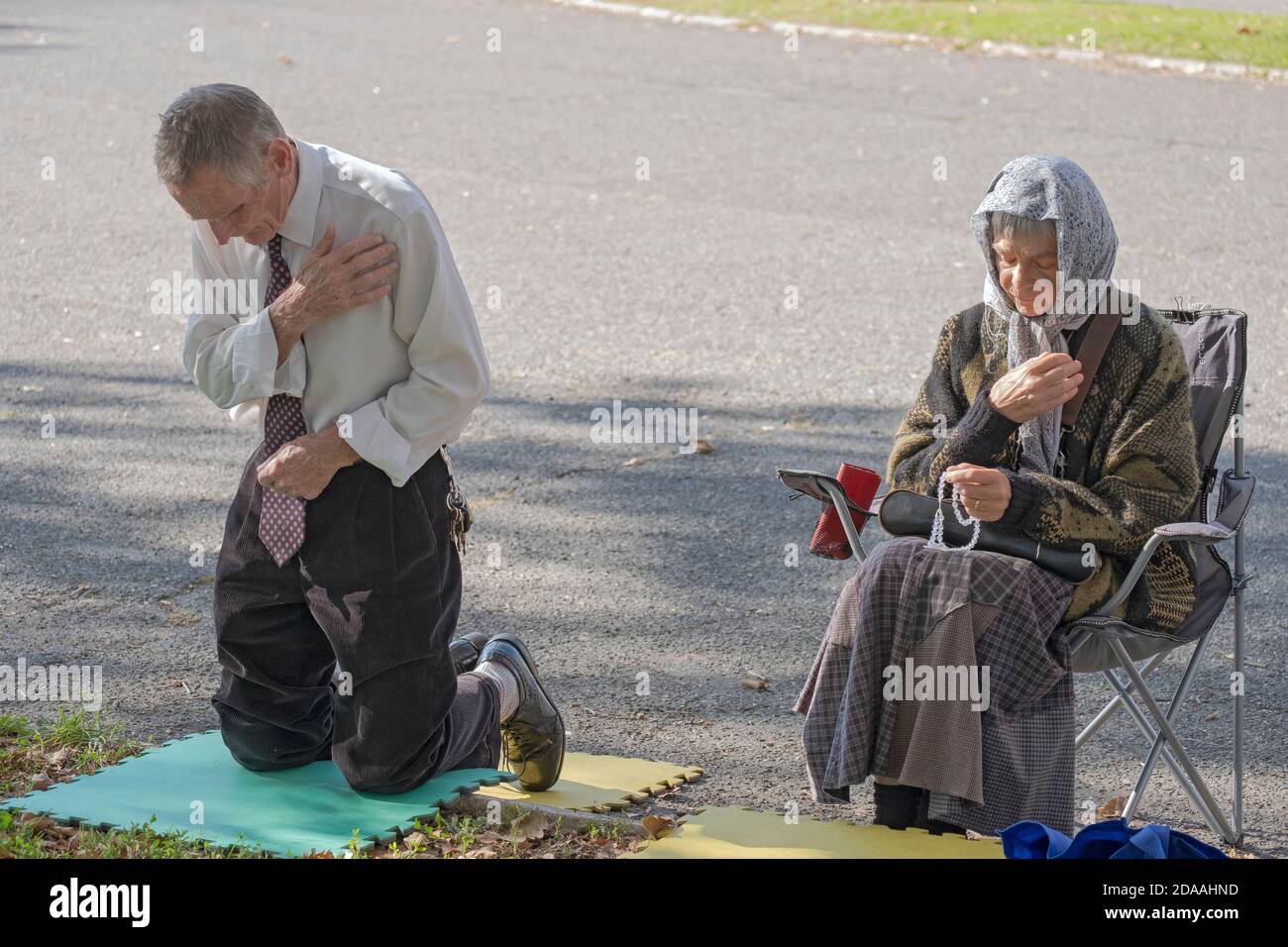 Ein gläubig-christliches Paar betet im Vatikan-Pavillon im Flushing Meadows Park, wo Maria und Jesus Veronica Lueken erschienen. In Queens NYC. Stockfoto