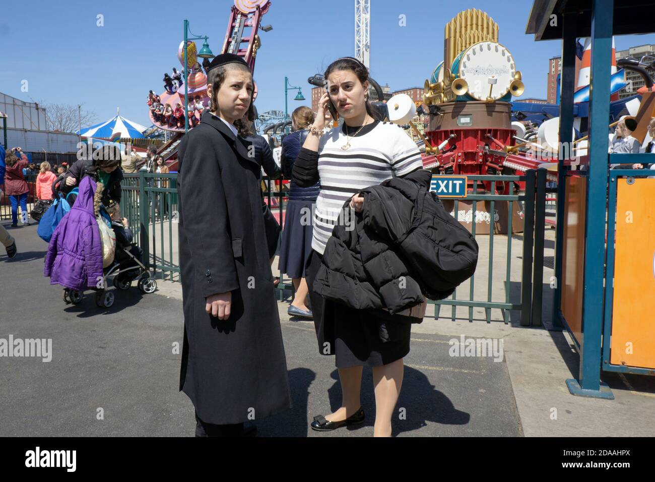 Eine schwangere orthodoxe jüdische Mutter und ihr Sohn verbringen einen lustigen Tag in Coney Island, Brooklyn, New York City. Stockfoto