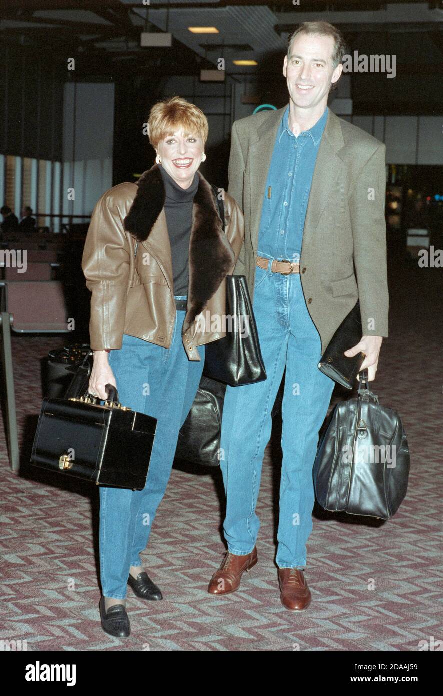 Englischer Komiker und Fernsehmoderator Michael Barrymore und Ehefrau Cheryl Am Flughafen London Heathrow im März 1990 Stockfoto