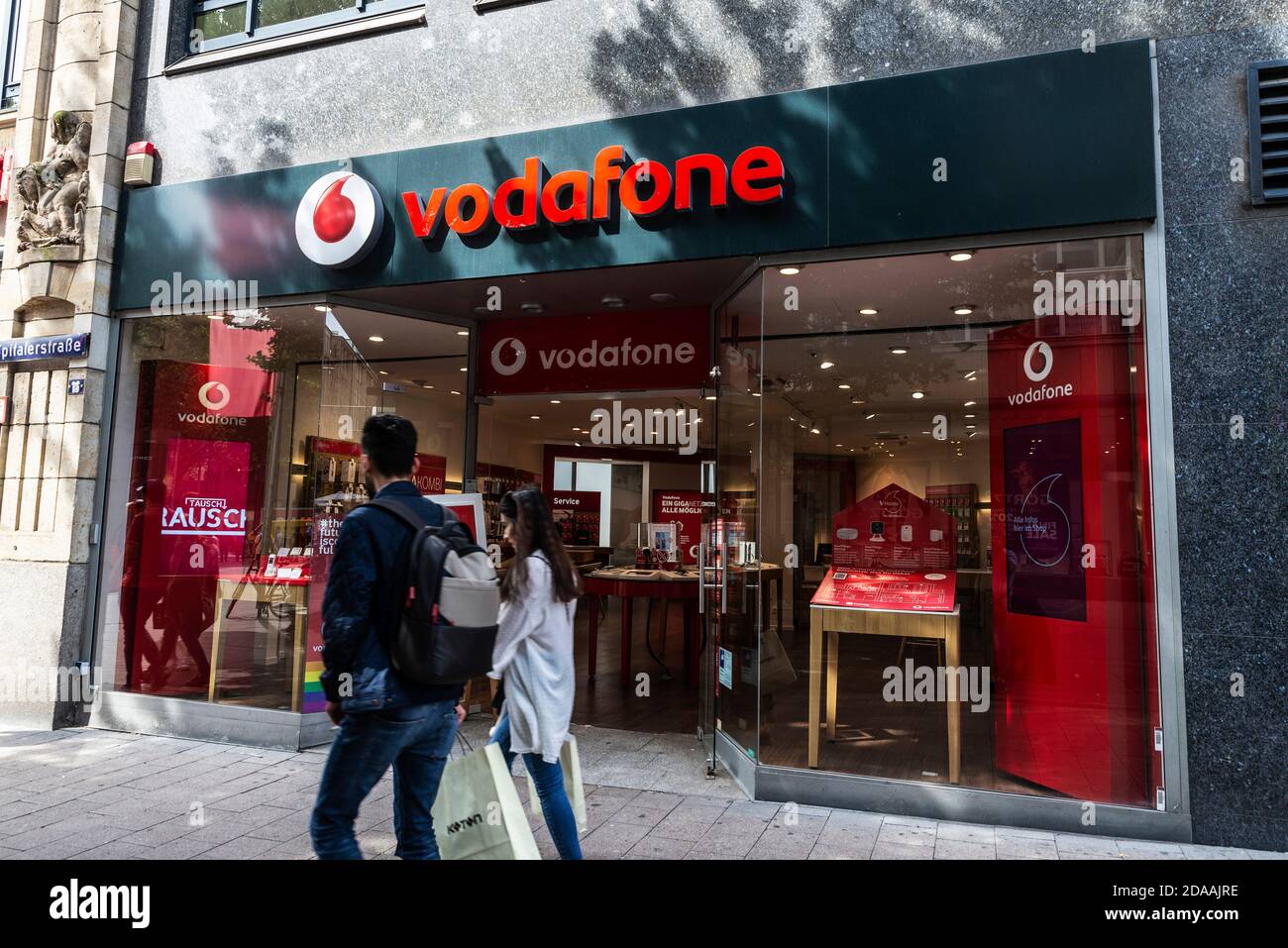 Hamburg, Deutschland - 23. August 2019: Vodafone Shop mit Menschen in der Spitalerstraße, Einkaufsstraße in Altstadt, Hamburg, Deutschland Stockfoto