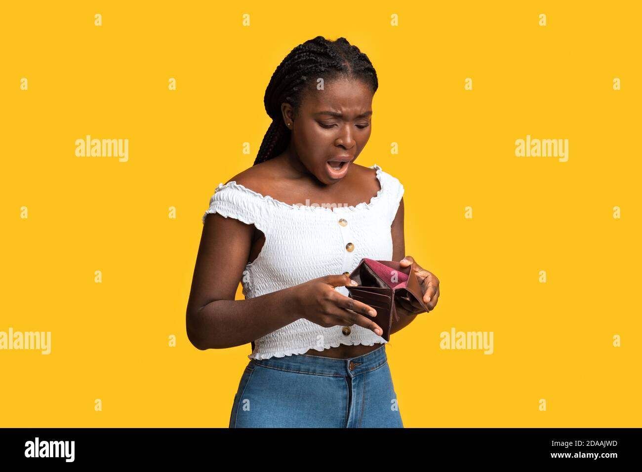 Armut und Geldlosigkeit. Schockiert afroamerikanische Frau Überprüfung leere Brieftasche Stockfoto