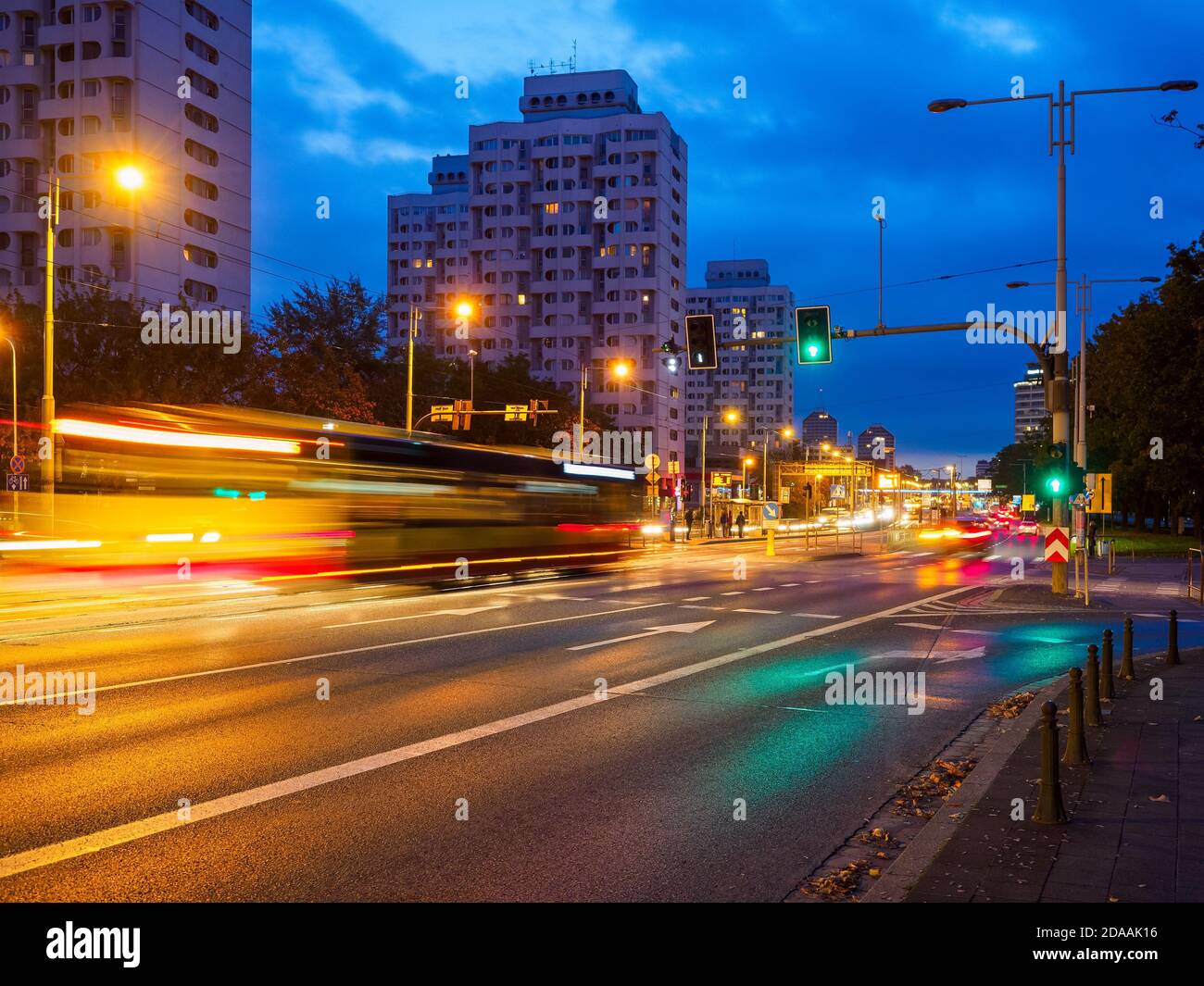 Nachtverkehr in einer Stadt. Städtisches Leben, öffentliche Verkehrsmittel Stockfoto