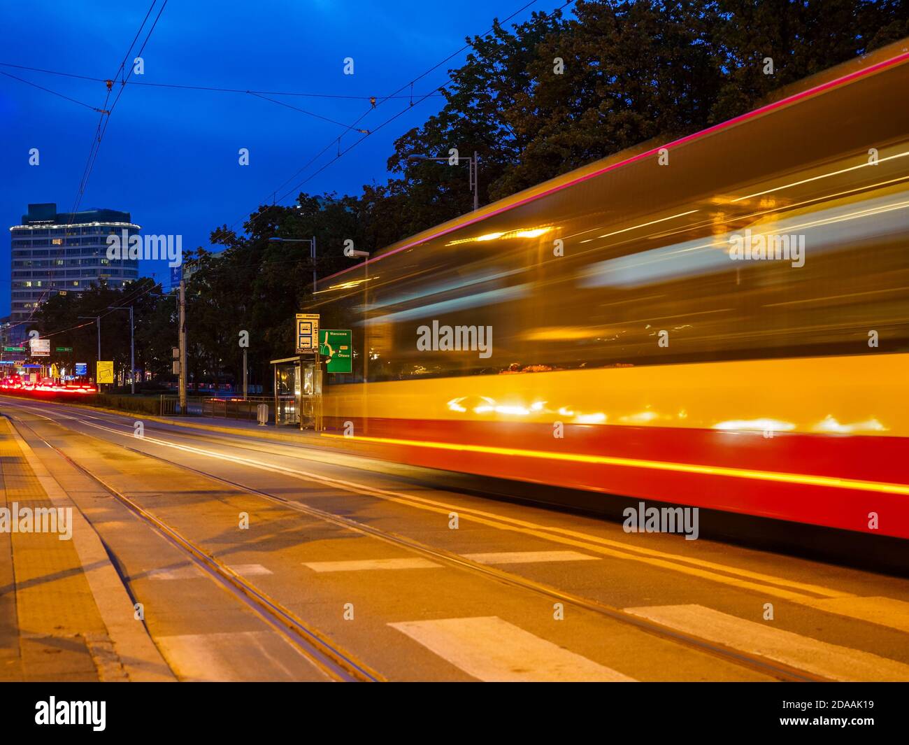 Rasende Busfahrt bis zu einer Bushaltestelle, verschwommene Bewegung. Öffentliche Verkehrsmittel Stockfoto