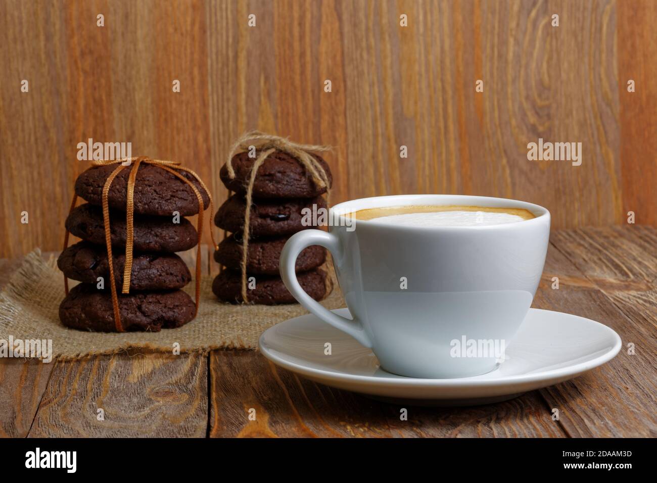 Tasse Kaffee und zwei Stapel hausgemachter Schokoladenkekse. Stockfoto