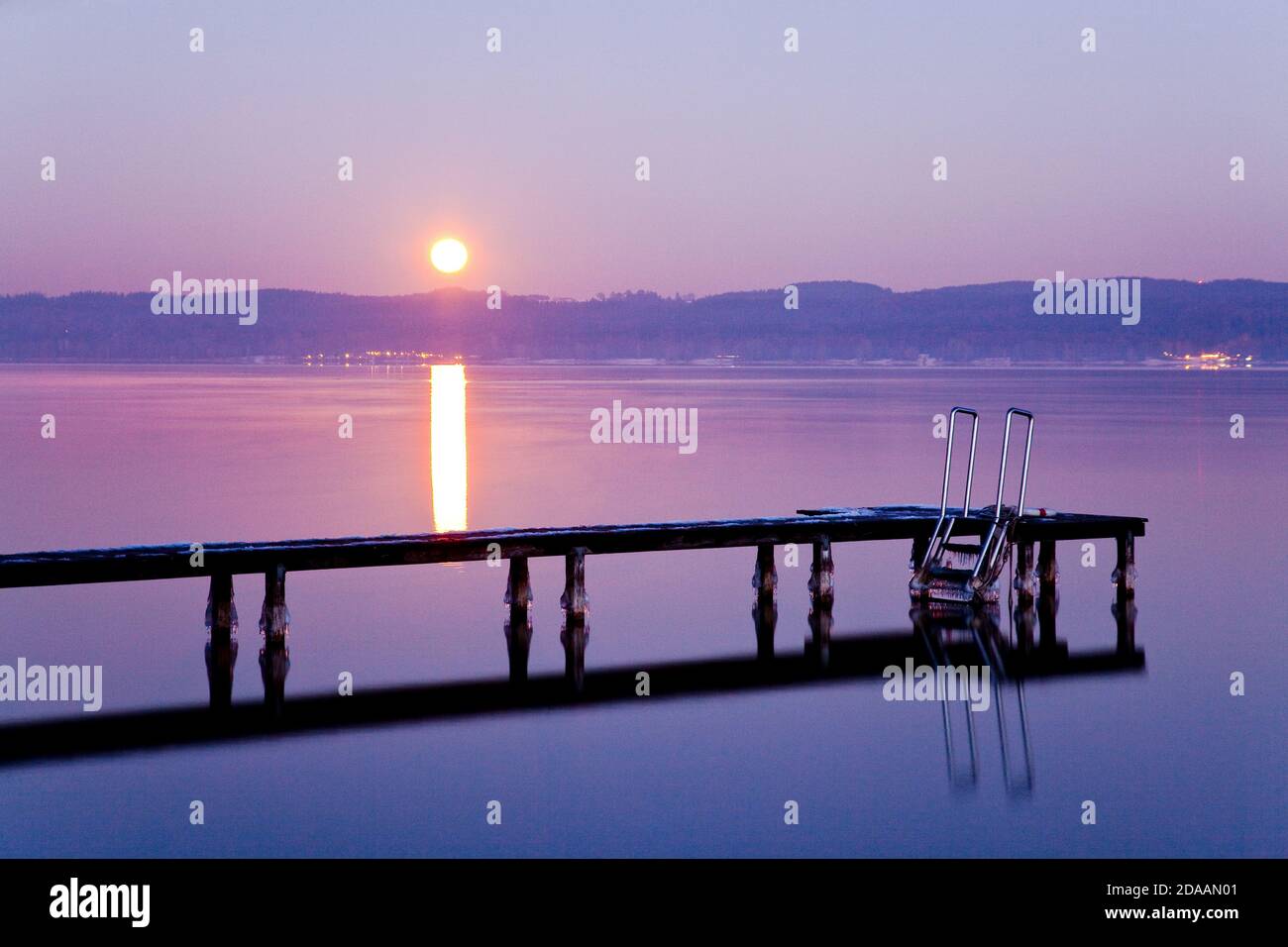 Geographie / Reisen, Deutschland, Bayern, Seeshaupt, Mondaufgang am winterlichen Starnberger See, Seeshaupt, Additional-Rights-Clearance-Info-not-available Stockfoto