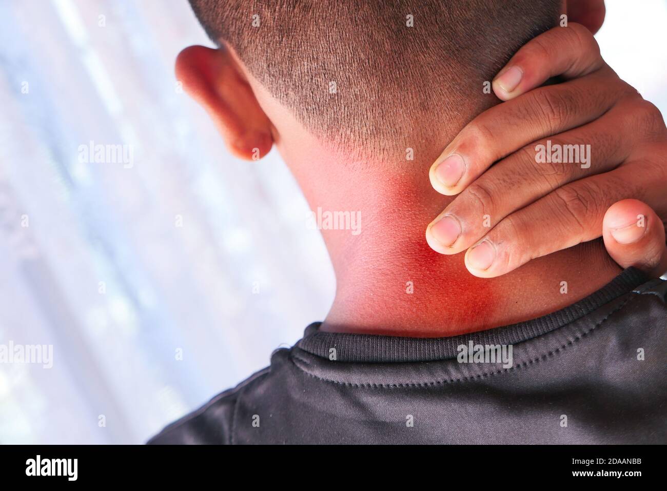 Mann, der zu Hause an Nacken- oder Schulterschmerzen leidet. Stockfoto