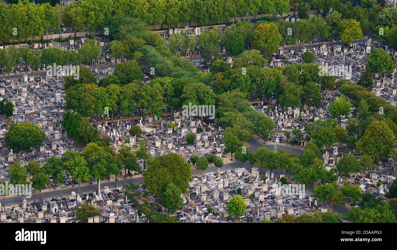 Nahaufnahme des Montparnasse Friedhofs (Cimetiere du Montparnasse), zweitgrößter Friedhof in Paris, Frankreich, mit einer großen Anzahl von Grabsteinen. Stockfoto